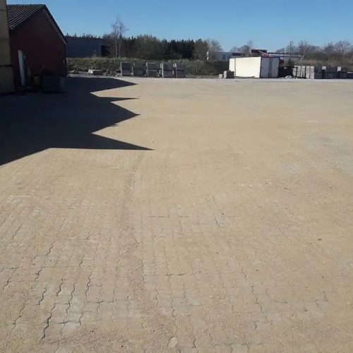 Flisebelægning af en stor plads i Billund