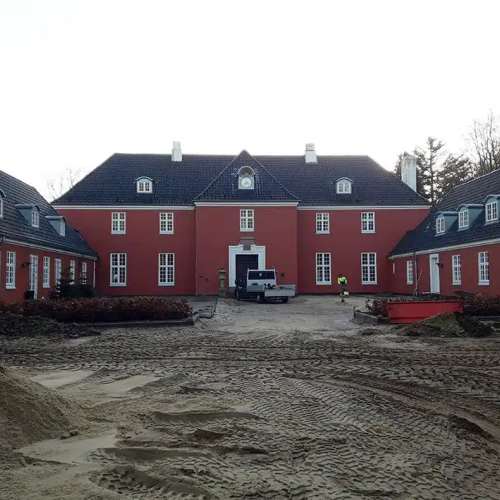 Udgravning til kloakservice ved et stort hus i Brande